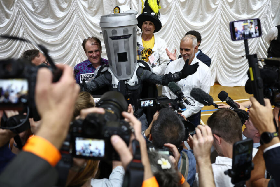 Neobični izbori u Britaniji – Nigel Farage i Count Binface