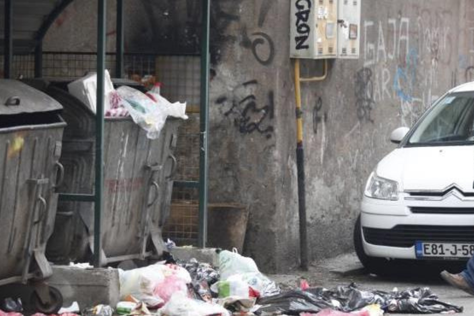 Ružna slika Sarajeva – prepuni kontejneri i otpad na ulicama