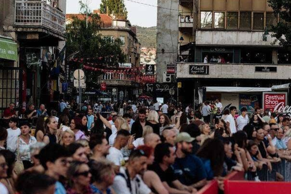 Sarajevo u festivalskoj groznici – pune ulice tokom 32. Sarajevo Film Festivala