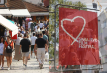 Sarajevo u festivalskoj groznici: Ulice pune ljudi, grad živi u posebnom ritmu Sarajevo u festivalskoj groznici – pune ulice tokom Sarajevo Film Festivala