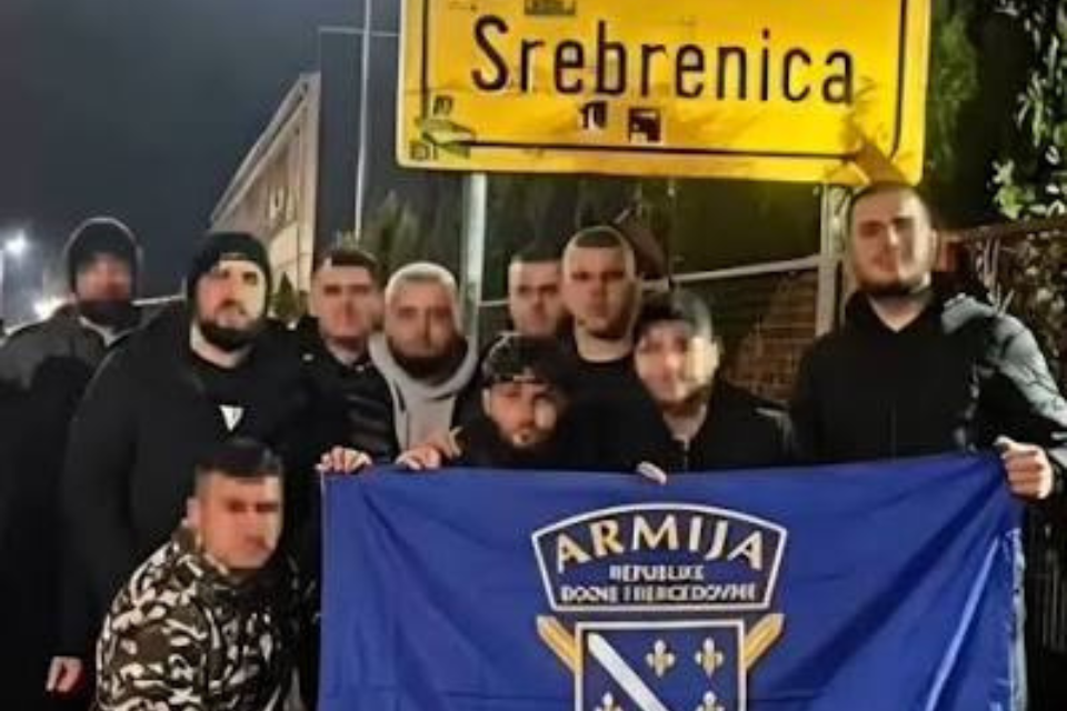 Nova polemika u Srebrenici – muškarci sa zastavom ARBiH
