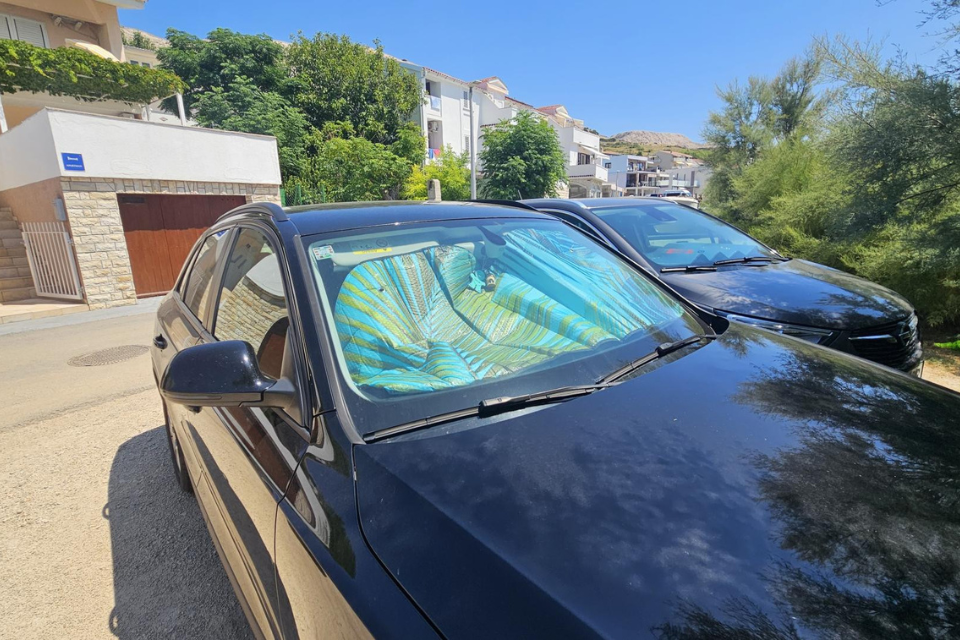 Državljani BiH otišli u kupovinu - automobili na parkingu – ilustracija slučaja u Poreču