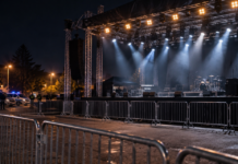 Drama pred koncert poznate pjevačice: Publika čekala, policija stigla – ona napustila mjesto bez izlaska na binu Prazna koncertna bina uz prisustvo policije – ilustrativni vizual