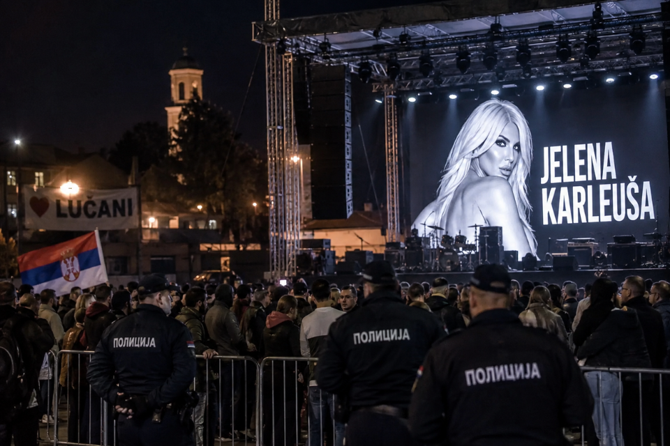 Drama pred koncert poznate pjevačice. Policija i okupljeni građani ispred koncertne bine – ilustrativni vizual