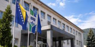 Nova politička drama pred izbore: Ponovo se trese Vlada USK, stigla odluka Ustavnog suda Politička situacija oko Vlade Unsko-sanskog kantona – ilustrativni vizual