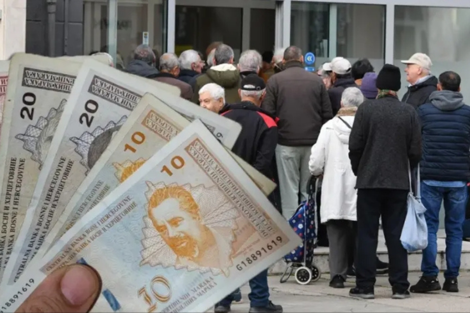 Novac danas liježe na račune penzionera tokom isplate septembarskih penzija