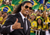 RONALDINHO OPET NA TERENU! Evo kada se vraća Ronaldinho u odijelu ispred brazilskih navijača – ilustracija povratka fudbalske legende.