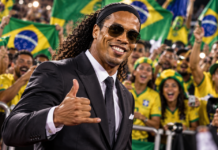 RONALDINHO OPET NA TERENU! Evo kada se vraća Ronaldinho u odijelu ispred brazilskih navijača – ilustracija povratka fudbalske legende.